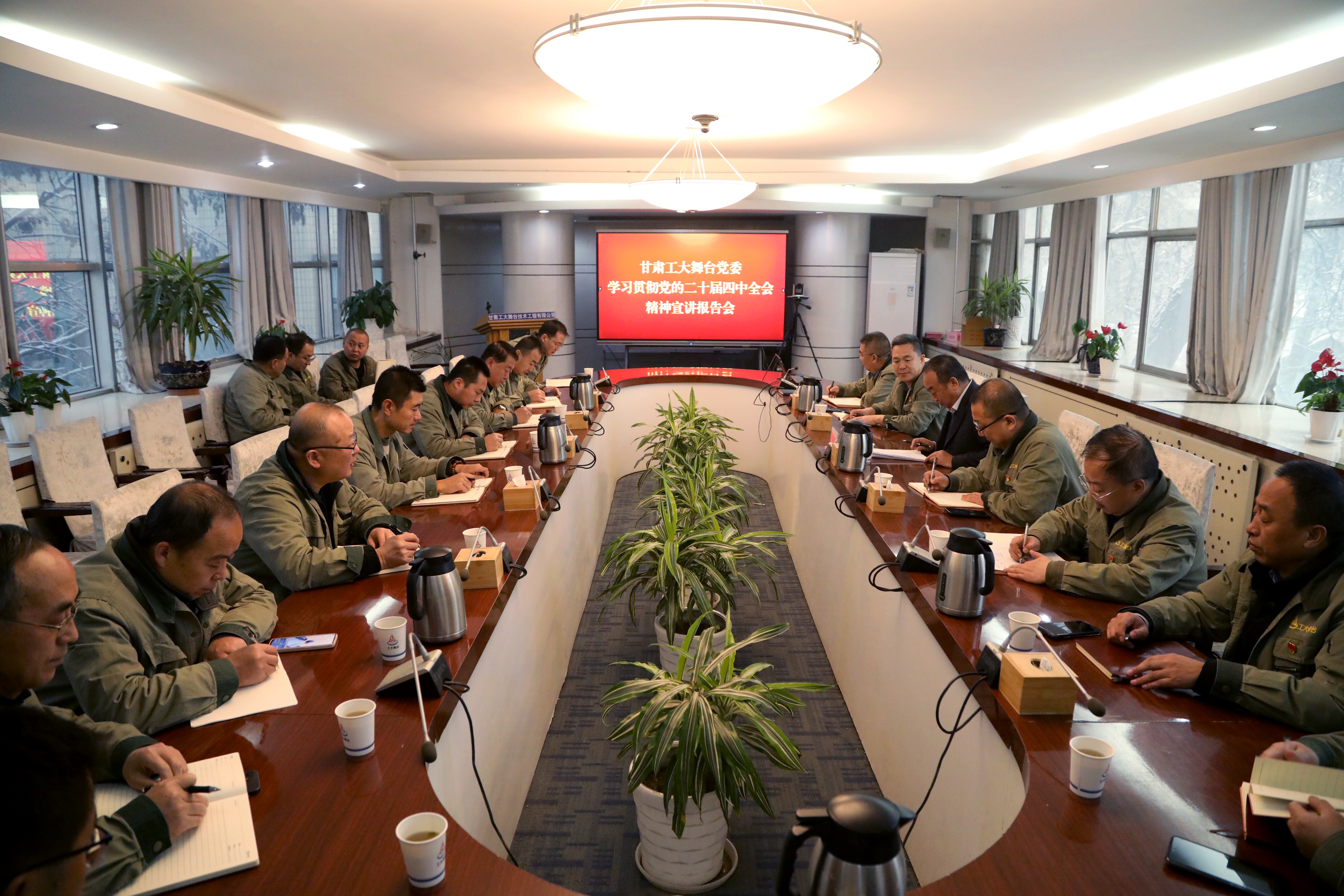 甘肅電氣集團黨委委員、副總經理周厚金在工大舞臺宣講黨的二十屆四中全會精神